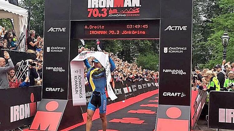 Andreas Dreitz aus Michelau gewinnt die 70.3-Premiere in Jönköping überlegen nach 3:49:45 Std. Schon mit Siegerkranz reißt er das Zielbanner nach oben.  Foto: pr
