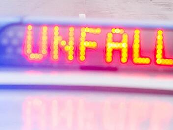 Am Donnerstagabend ereignete sich ein Lkw-Unfall auf der A3 im Landkreis Aschaffenburg. Ein Auto wurde durch den Auffahrunfall eingeklemmt. Symbolfoto: Daniel Bockwoldt/dpa