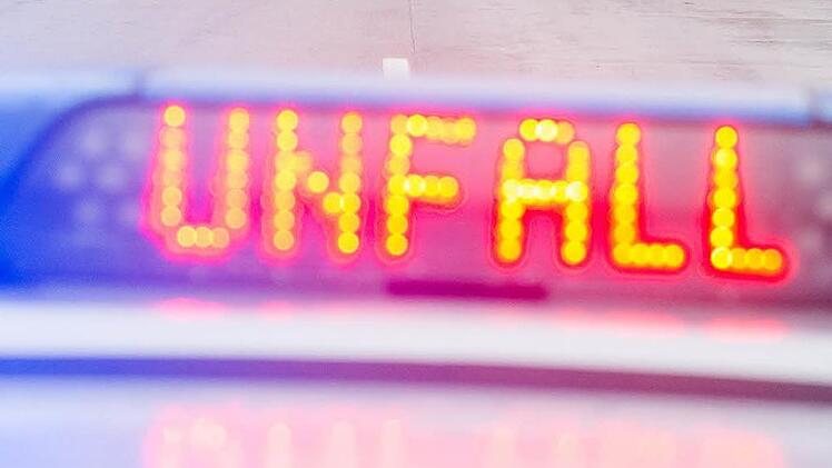 Am Donnerstagabend ereignete sich ein Lkw-Unfall auf der A3 im Landkreis Aschaffenburg. Ein Auto wurde durch den Auffahrunfall eingeklemmt. Symbolfoto: Daniel Bockwoldt/dpa