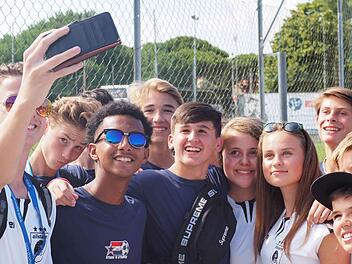 Die Ebser "Allstars" machen Selfies mit Spielern der us-amerikanischen Mannschaft Stars 'n' Stripes.  Fotos: privat