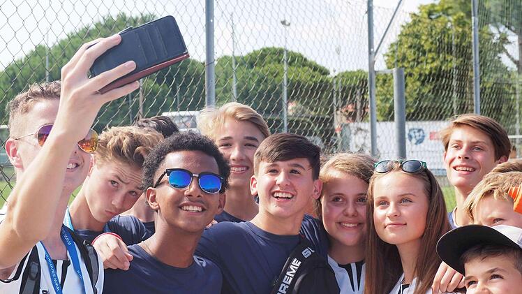 Die Ebser "Allstars" machen Selfies mit Spielern der us-amerikanischen Mannschaft Stars 'n' Stripes.  Fotos: privat