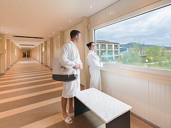 Den Alltag hinter sich lassen und in eine luxuriöse Welt abtauchen - das ist in Franken möglich. Das Kurhotel  Bad Staffelstein bietet eine direkte Verbindung zur  Therme (Foto).  inFranken.de stellt einige  Deluxe Hotels in Franken vor.  Foto:  Best Western Plus Kurhotel/Florian Busch