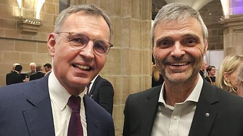 Dirk von Vopelius (l.) hat sich dafür eingesetzt, dass Michael Thiem eine Spende für die Laufer Mühle bekam. Foto: privat