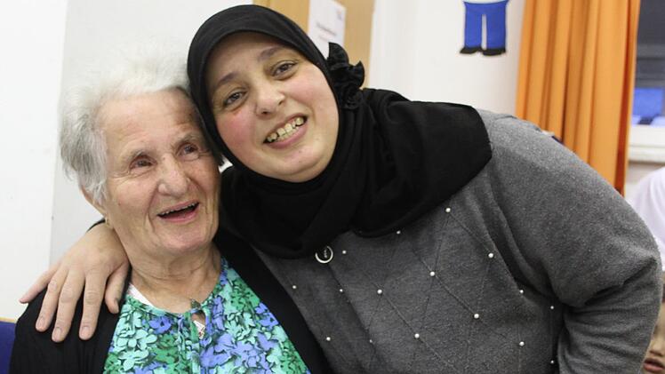 Wafaa Mahmoud herzt die "deutsche Oma" Wolf. Foto: Sonny Adam