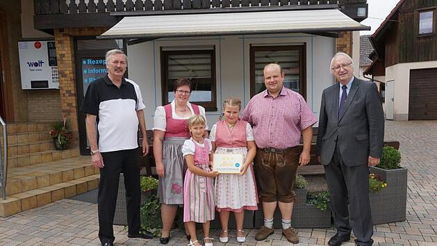 Der Landgasthof "Zum L&ouml;wen" in Unterwei&szlig;enbrunn wurde als erster Betrieb in der bayerischen Rh&ouml;n mit der Sternen des&nbsp; Bayerischen Hotel- und Gastst&auml;ttenverbandes ausgezeichnet. Der Kreisvorsitzende Karl-Wilhelm Wehner (von links)&nbsp;und Bezirksvorsitzender Heinz Stempfle (rechts) gratulieren Matthias und Nicole Klug sowie die Kinder Leonie und Melissa.  Foto: Marion Eckert