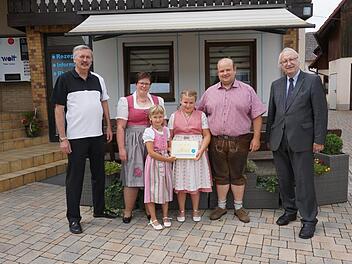 Der Landgasthof "Zum Löwen" in Unterweißenbrunn wurde als erster Betrieb in der bayerischen Rhön mit der Sternen des  Bayerischen Hotel- und Gaststättenverbandes ausgezeichnet. Der Kreisvorsitzende Karl-Wilhelm Wehner (von links) und Bezirksvorsitzender Heinz Stempfle (rechts) gratulieren Matthias und Nicole Klug sowie die Kinder Leonie und Melissa.  Foto: Marion Eckert