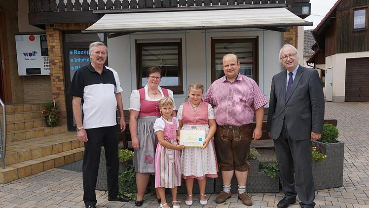 Der Landgasthof "Zum Löwen" in Unterweißenbrunn wurde als erster Betrieb in der bayerischen Rhön mit der Sternen des  Bayerischen Hotel- und Gaststättenverbandes ausgezeichnet. Der Kreisvorsitzende Karl-Wilhelm Wehner (von links) und Bezirksvorsitzender Heinz Stempfle (rechts) gratulieren Matthias und Nicole Klug sowie die Kinder Leonie und Melissa.  Foto: Marion Eckert