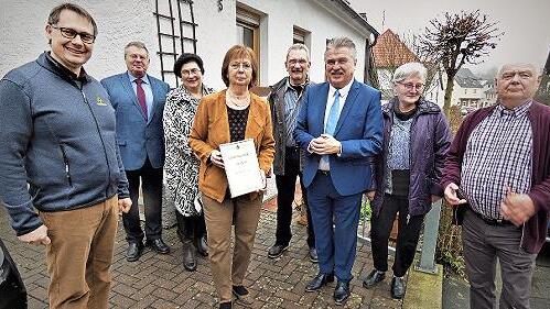 Unser Bild zeigt Hildegard Madl (mit Urkunde) mit ihrem Ehemann Josef (rechts daneben), ihren Geburtstagsg&auml;sten und links B&uuml;rgermeister Roland Wolfrum sowie Landrat Klaus Peter S&ouml;llner (3. von rechts).