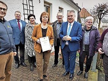 Unser Bild zeigt Hildegard Madl (mit Urkunde) mit ihrem Ehemann Josef (rechts daneben), ihren Geburtstagsgästen und links Bürgermeister Roland Wolfrum sowie Landrat Klaus Peter Söllner (3. von rechts).