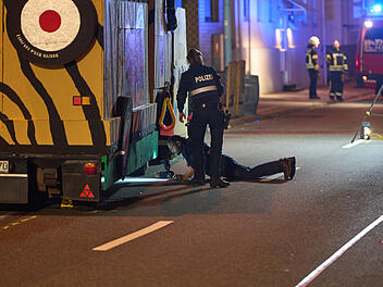 20-Jähriger gerät unter Karnevalswagen und stirbt - Tragödie in Sankt Goarshausen 20-Jähriger gerät unter Karnevalswagen und stirbt - Tragödie in Sankt Goarshausen