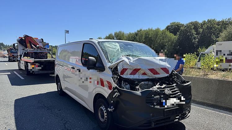 F&uuml;nf Tonnen fl&uuml;ssiger Asphalt verteilt sich auf der A3: Umgekippter Lastwagen sorgt f&uuml;r Chaos