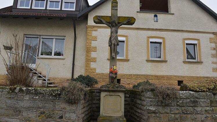 Ein Wegkreuz im Dorf