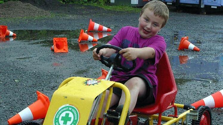 Nachdem das Gewitter abgezogen ist, probiert Gian Lieb noch mal das Kettcar der Verkehrswacht aus.