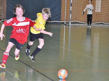 Mit der Hallenkreismeisterschaft der F-Junioren wurde am 23. Februar die offizielle Turniersaison am Kronacher Schulzentrum beendet. Im Spiel um Platz 3 standen sich der TSV Küps (gelbe Trikots) und der TSV Weißenbrunn gegenüber. Foto: Archiv/Herbert Kalb