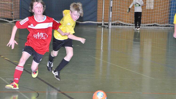 Mit der Hallenkreismeisterschaft der F-Junioren wurde am 23. Februar die offizielle Turniersaison am Kronacher Schulzentrum beendet. Im Spiel um Platz 3 standen sich der TSV Küps (gelbe Trikots) und der TSV Weißenbrunn gegenüber. Foto: Archiv/Herbert Kalb