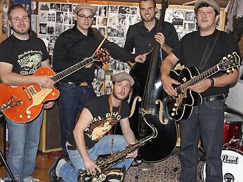 Ihr "Maskottchen" Appel (rechts mit Gitarre) müsse einfach auf der Bühne stehen, das macht die Band aus.