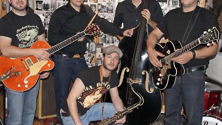 Ihr "Maskottchen" Appel (rechts mit Gitarre) müsse einfach auf der Bühne stehen, das macht die Band aus.