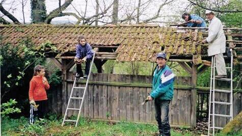 Im Frühjahr 2002 wurde das Dach abgedeckt.
