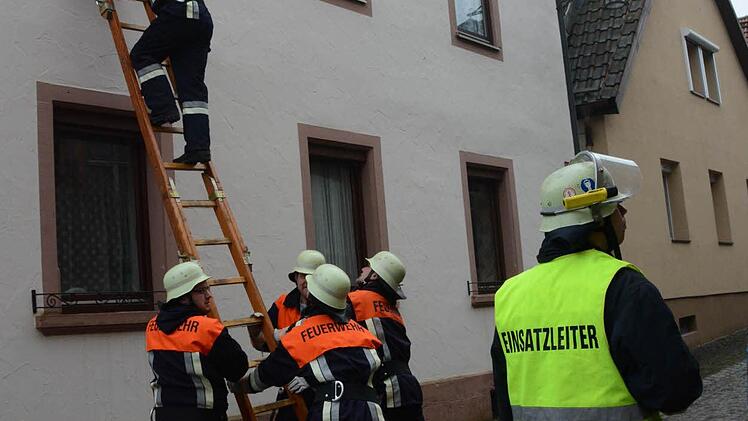 Einsatzleiter Ziegler überwacht die Rettung über die Leiter.  Foto: Assmann