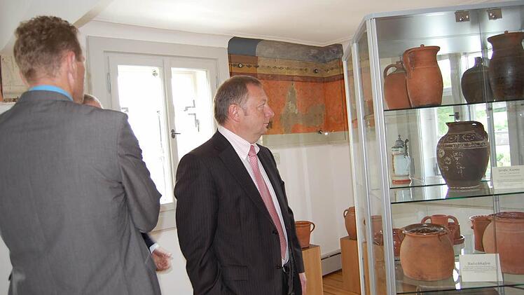 Ein altes Oberthulbaer Gewerbe ist die Töpferei. Relikte aus dieser Zeit befinden sich auch im neuen Heimatmuseum in Hassenbach. Auf dem Bild Landrat Thomas Bold Foto: Günther Straub/Archiv