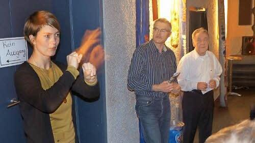 Mehrsprachige Reden vor Filmbeginn: Bernhard Schurig (Mitte) und Kurt Sieber (rechts) begrüßten das Publikum auf Deutsch und Französisch, Christine Goschenhofer (links) übersetzte in Gebärdensprache. Foto: Peter Schmieder