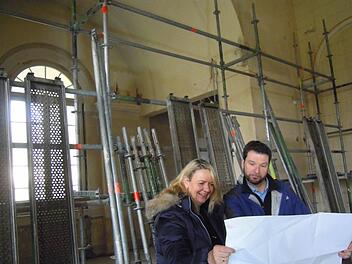 Andrea Schallenkammer und Projektleiter Torsten Storath stehen an der Stelle der ehemaligen Bühne. Im Hintergrund ist das Fenster, das bisher durch Bühne und Vorhänge verdeckt wurde. Foto: Julia Raab