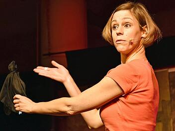 Satirisch, witzig und sprachgewandt: Die Schauspielerin Inka Meyer beleuchtet in ihrem Theaterstück "Kill me, Kate - die gezähmte Widerspenstige" auf dramatische und komische Weise die Rolle der Frau. Sie trat im Gewölbekeller der Stadthalle Haßfurt auf.  Foto: Ulrike Langer