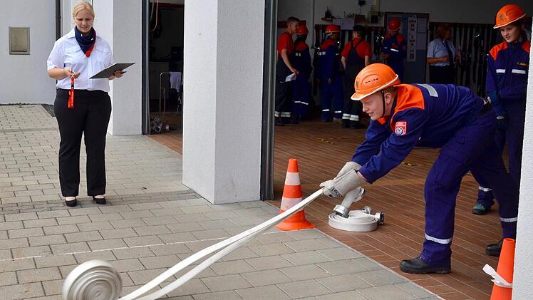 Früh übt sich, wer ein Feuerwehrmann oder eine Feuerwehrfrau werden möchte. Foto: Kathrin Kupka-Hahn