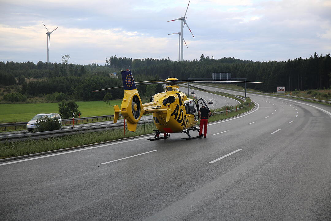 Schwerer Unfall auf der A9: Auto gerät auf nasser Straße ins Schleudern – Gaffer filmen