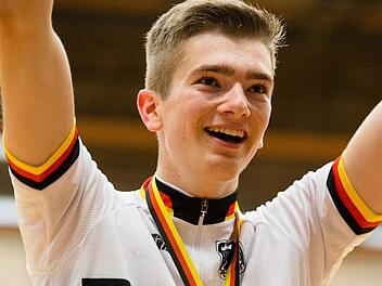 Lukas Kohl bei der Ehrenrunde nach seinem Triumph bei der deutschen Meisterschaft in Hamburg. Der Sportler des RMSV Concordia Kichehrenbach holten sich den Sieg mit großem Vorsprung. Oliver Stoll