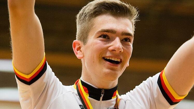 Lukas Kohl bei der Ehrenrunde nach seinem Triumph bei der deutschen Meisterschaft in Hamburg. Der Sportler des RMSV Concordia Kichehrenbach holten sich den Sieg mit großem Vorsprung. Oliver Stoll