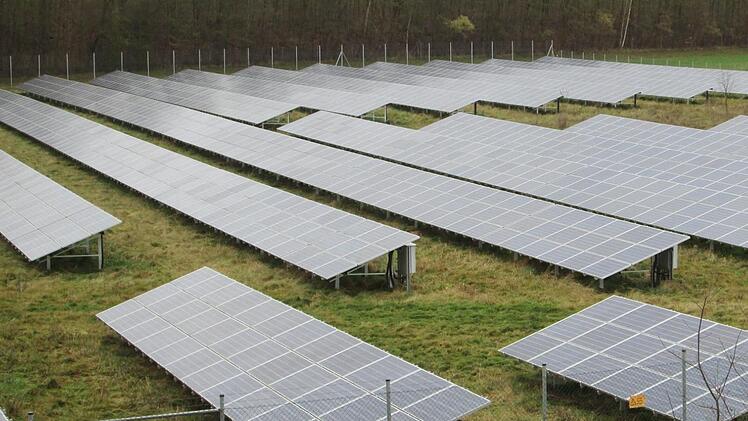 Eine solche Freiflächenphotovoltaikanlage soll bei Rottenbach gebaut werden. Dabei gibt es viele Bestimmungen und Einwände zu beachten. Foto: Winfried Ehling/Archiv