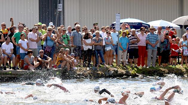 So viel Leben herrscht im Eltmanner Hafenbecken wohl selten. Als die Einzelstarter mit dem Schwimmen im Main den gleichnamigen "Mainathlon " er&ouml;ffneten, waren die zahlreichen Zuschauer schlichtweg begeistert. Fotos: Ralf Naumann