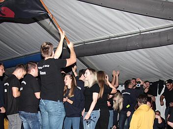 Bei Nachtschicht herrschte Hochbetrieb im Festzelt. Fotos: Richard Sänger