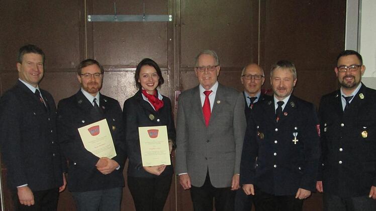 Vorsitzender Andreas Heilmann (links) und Kommandant Denis Frey (rechts) dankten für Engagement und langjährige Mitgliedschaft (von links) Michael Baus, Julia Schäfer, Jürgen Rübeck, Elmar Rüger und Robert Gerlach. Foto: Winfried Ehling