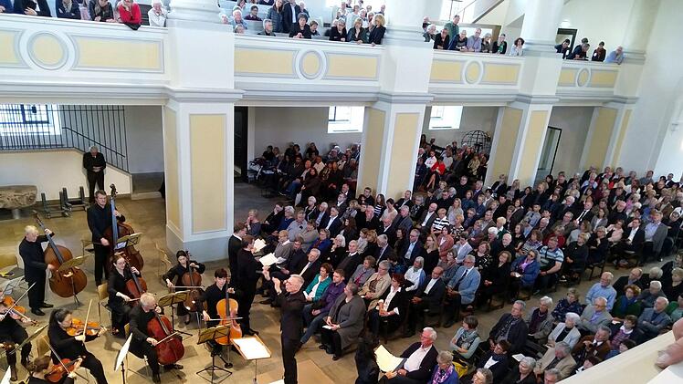 Erst Stille, dann lautstarker Beifall: die Aufführung von Dvoráks  "Stabat Mater" in der Coburger Morizkirche beeindruckte zahlreiche Zuhörer.Foto: Jochen Berger
