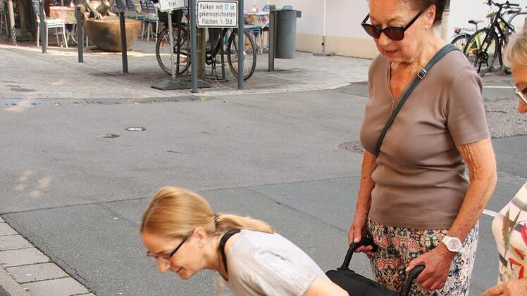 Allein kann  Sigrid Höppel die  Bordsteinkanten oft nicht überwinden. Foto: Matthias Einwag