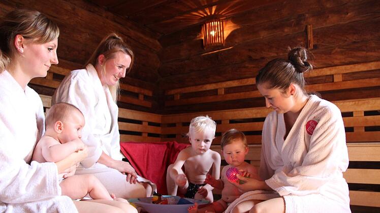 Kuschelatmosphäre in der Sauna: Der zweijährige Pepe (Mitte) räubert den Eisbrunnen, während (v.l.) Kathrin mit Sohn Henri, Nadine Hemme (Babysauna-Fachfrau), Katharina und Mia die wohltuende Wärme genießen.  Fotos: Diana Fuchs