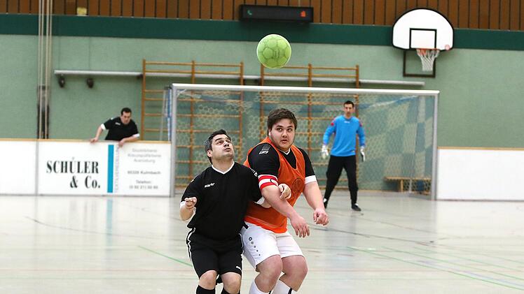 Kopfballduell zwischen Marcel Krawietz (rechts) und Ufug Caska vom Lebenswerk Bayreuth. Foto: Monika Limmer