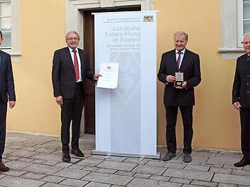 Bürgermeister Andreas Hügerich, ALE-Leiter Lothar Winkler (von links) und Landratstellvertreter Helmut Fischer (rechts) beglückwünschten Werner Eichenhüller (Zweiter von rechts) zur Auszeichnung mit der Staatsmedaille in Bronze. Foto: Alfred Thieret