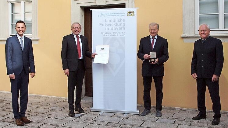 Bürgermeister Andreas Hügerich, ALE-Leiter Lothar Winkler (von links) und Landratstellvertreter Helmut Fischer (rechts) beglückwünschten Werner Eichenhüller (Zweiter von rechts) zur Auszeichnung mit der Staatsmedaille in Bronze. Foto: Alfred Thieret