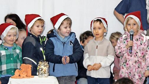 Die Kinder bei der Vorstellung und Umsetzung von negative in positiv.