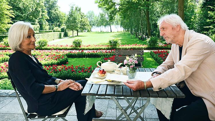 Henri (Eleonore Weisgerber) und Georg (Günther Maria Halmer) verband früher eine unerfüllte Liebe. Nach Jahrzehnten sehen sie sich wieder - in einem noblen Seniorenheim.