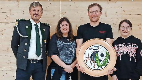 Das Königshaus (von links): 2. Schützenmeister Matthias Kleinhenz, Anja Schmitt, Christian Metz und Annika Schipper.