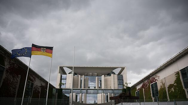 Kanzleramt unter Wolken