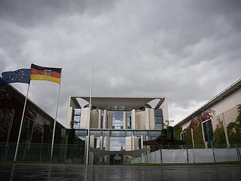 Kanzleramt unter Wolken
