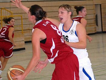 Theresa Heinz (weißes Trikot) - hier im Heimspiel der Shorthorns gegen Wasserburg - steht ihren Gegenspielerinnen 40 Minuten lang permanent auf den Füßen.