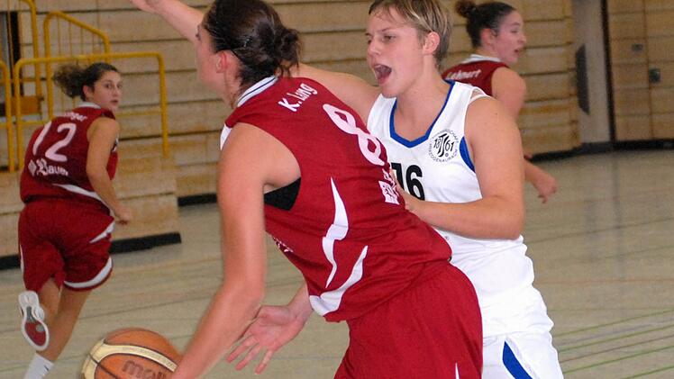 Theresa Heinz (weißes Trikot) - hier im Heimspiel der Shorthorns gegen Wasserburg - steht ihren Gegenspielerinnen 40 Minuten lang permanent auf den Füßen.