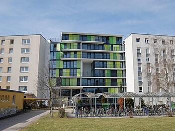 Die grünen Schiebe-Rollläden an den Fenstern machen das neue Studentenwohnheim zu einem echten Hingucker. Die grauen Gebäude links und rechts davon sind ebenfalls Studentenwohnheime. Aber die Zimmer reichen bei weitem nicht aus. 300 Absagen auf Nachfrage hat das Studentenwerk Oberfranken im Sommer verschicken müssen.