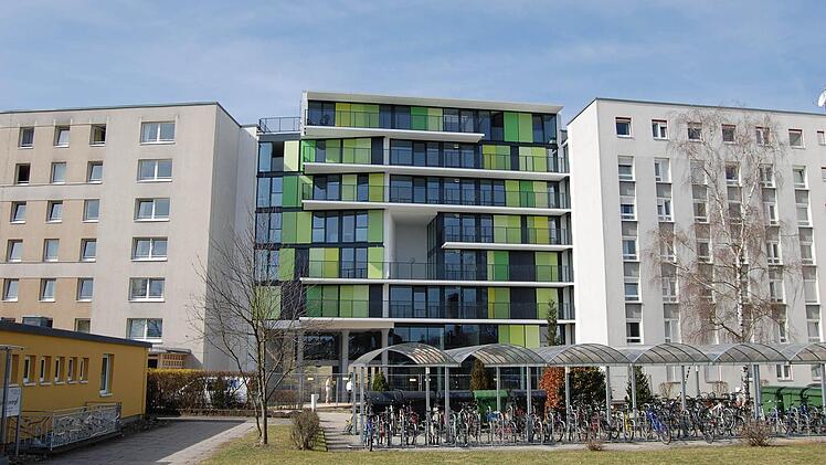 Die grünen Schiebe-Rollläden an den Fenstern machen das neue Studentenwohnheim zu einem echten Hingucker. Die grauen Gebäude links und rechts davon sind ebenfalls Studentenwohnheime. Aber die Zimmer reichen bei weitem nicht aus. 300 Absagen auf Nachfrage hat das Studentenwerk Oberfranken im Sommer verschicken müssen.